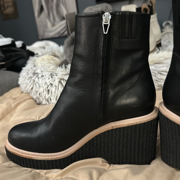 DOLCE VITA WOMENS BLACK W/TAN PIPING AROUND THE BOOT. EUC, WORN TWICE. SZ 6 - Picture 2 of 6